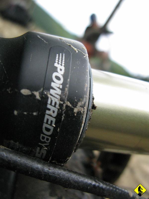 foto 112.jpg - Za przełęczą Jerzy łapie drugiego kapciocha :\ bo mu się za pierwszym razem napompować nie chciało...